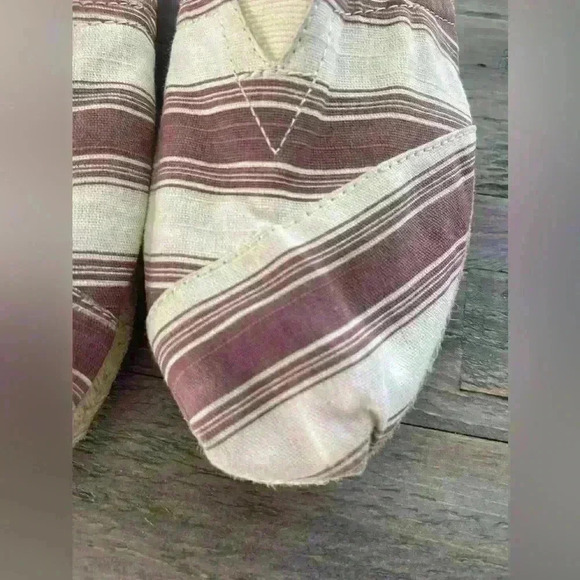 TOMS Classic Shiraz Umbrella Stripe Maroon and White Women's Slip On Shoe Size 9 - Picture 2 of 7